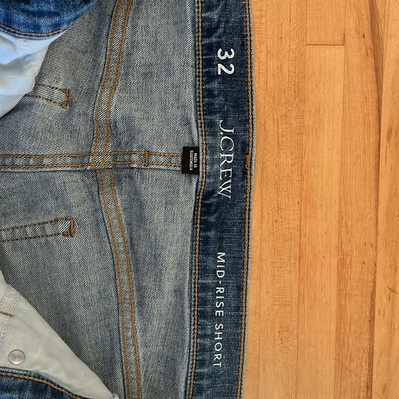 J Crew Women’s Mid Rise Denim Short - Picture 2 of 3
